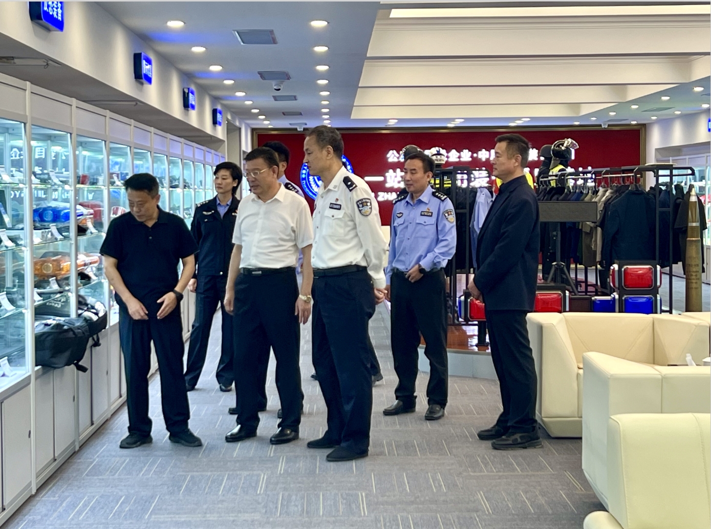 临沂市公安局副局长史佩贤莅临我公司调研